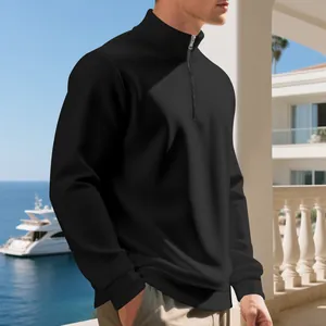 Dettaglio di una felpa in pile nera di alta qualità con mezza cerniera per uomo in stile casual.