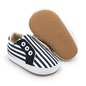 Détail de chaussures de marche bébé à rayures bleues et blanches avec semelle antidérapante