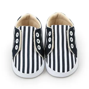Vue de dessus de chaussures de marche rayées noir et blanc pour bébé