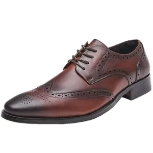 Klassische braune Brogue-Anzugschuhe aus Leder mit dekorativer Perforation und Schnürung