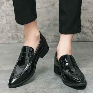 Élégants mocassins noirs brillants pour hommes à bout pointu de style britannique chic