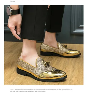 Mocassins à paillettes dorées pour hommes avec bout métallique et glands chics.