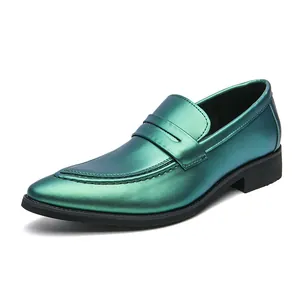 Mocassins pour hommes vert émeraude métallisé, bout pointu et style chic décontracté.