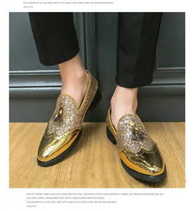 Gros plan de mocassins dorés à paillettes pour hommes avec glands et bout en métal.