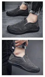 Detailansicht grauer Herren-Slipper aus Wildleder mit strapazierfähiger, profilierter Gummisohle
