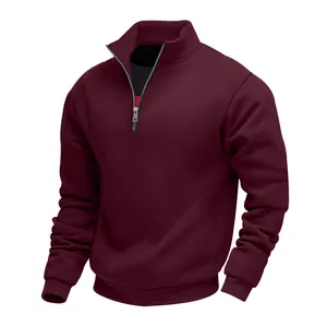 Felpa bordeaux da uomo con mezza zip e calda fodera in pile, ideale per l'uso quotidiano.