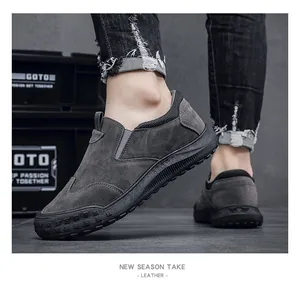 Detailansicht der grauen Herren Slipper aus Wildleder mit einer robusten Gummisohle