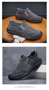 Detailansicht grauer Herren-Slipper auf einem Holztisch und professionellem Hintergrund