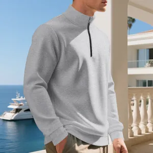 Dettaglio di una felpa grigia da uomo con mezza zip e colletto rialzato in pile