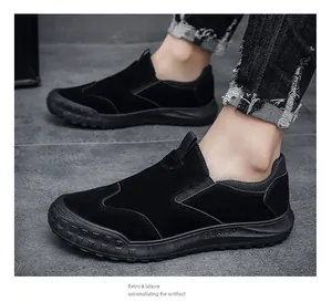 Detaillierte Nahaufnahme strapazierfähiger schwarzer Slipper mit zerrissener Jeans
