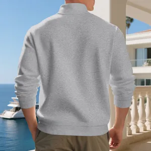 Vista posteriore dettagliata di una felpa in pile grigio da uomo con mezza cerniera