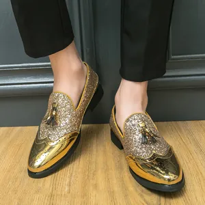 Mocassins à Bout Pointu Style Britannique Homme Paillettes Brillantes Cuir PU Chaussures de Soirée Avec Glands Sculpture Brogue