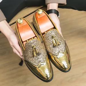 Élégants mocassins de luxe dorés à paillettes pour hommes avec bout fleuri métallisé