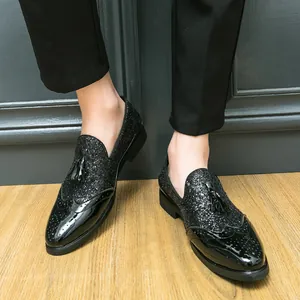 Mocassins noirs à paillettes pour hommes avec bout pointu et détails brogue vernis