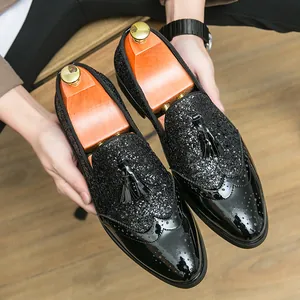 Mocassins noirs pointus pour hommes avec pompons et finition pailletée en cuir verni