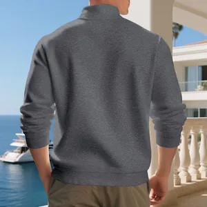 Vista posteriore di una felpa grigia da uomo con mezza zip su un balcone di lusso sul mare