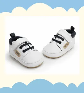 Zapatos de suela blanda para bebé niño blancos con velcro y detalles en azul