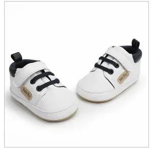 Detalle de zapatos de marcha blancos para bebé con cordones azules y velcro