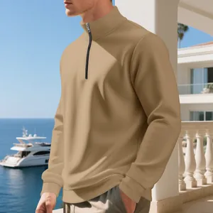Vista dettagliata di una felpa kaki da uomo con mezza zip su un balcone di un resort