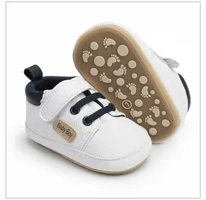 Detalle de zapatos de bebé blancos para primeros pasos con suela blanda antideslizante y velcro
