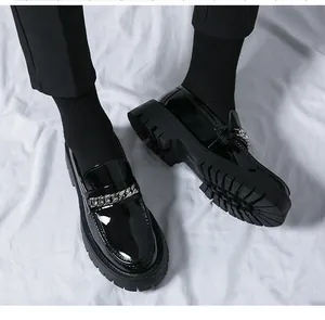 Vue détaillée de mocassins en cuir verni pour hommes avec semelles épaisses et chaînes
