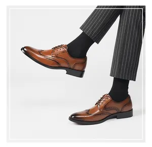 Gedetailleerd zicht op bruine lederen Brogue-schoenen voor heren met fijne gravures