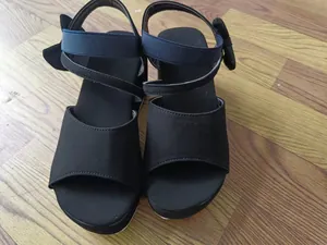 Detailansicht schwarzer Keilsandalen mit Plateau, Schleife und Peep-Toe