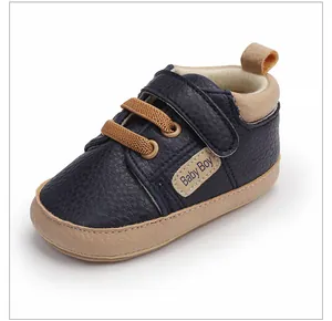 Vista detallada de zapatos de bebé azul marino con suela blanda antideslizante y cierre
