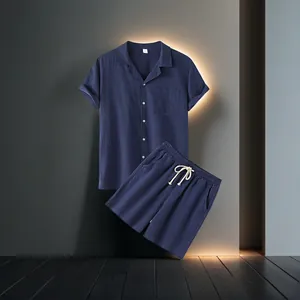 Elegante completo uomo blu navy con camicia a maniche corte e pantaloncini con coulisse