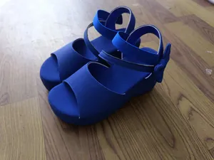 Leuchtend blaue Plateau-Keilsandalen mit stilvollem Schleifendetail und Peep-Toe-Design