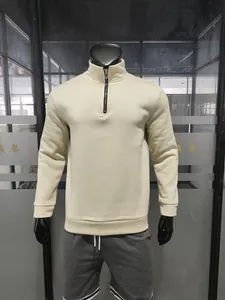 Vista dettagliata di una felpa in pile beige con mezza zip per uomo in taglie forti