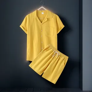 Completo due pezzi da uomo camicia in cotone gialla e pantaloncini estivi