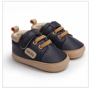Detalle de zapatos azul marino para bebé niño con una correa de velcro ajustable segura