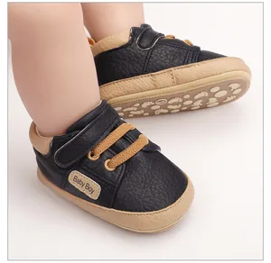 Vista detallada de zapatos azul marino para bebé con suela suave antideslizante