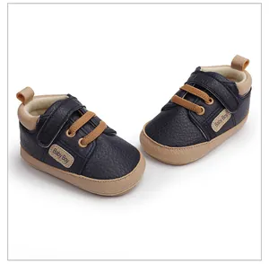 Vista detallada de los zapatos para caminar azul marino para bebé con suelas blandas y velcro