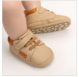 Vista detallada de zapatos de bebé beige con suelas antideslizanti suaves y velcro