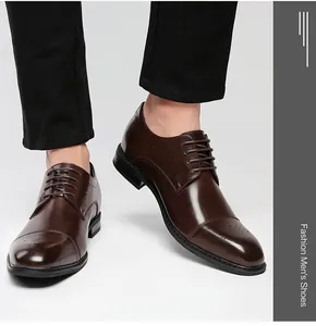 Détail de chaussures Oxford Richelieu en cuir marron pour hommes à lacets