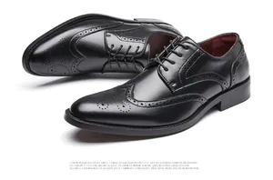 Gedetailleerd overzicht van zwarte leren brogue-schoenen voor heren met patronen