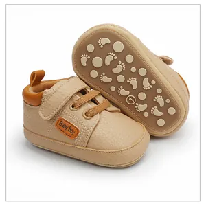 Detalle de zapatos de bebé con suela blanda antideslizante y cierre de velcro ajustable