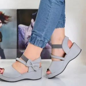 Graue Keilsandaletten für Damen mit eleganter Schleife und bequemer Plateausohle