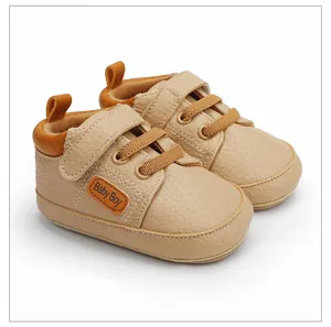 Detalle de zapatos de gateo suaves en cuero sintético para bebé niño con velcro.