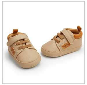 Detalle de zapatos beige de primeros pasos para bebé niño con suela blanda y velcro