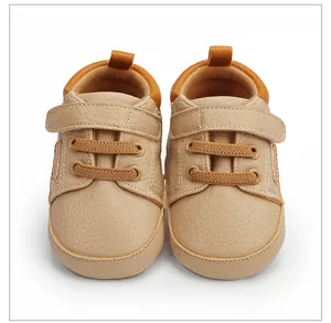 Detalle frontal de zapatos de marcha suaves y antideslizantes color caqui para niños
