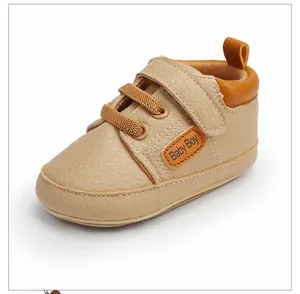 Detalle de alta calidad de un zapato de aprendizaje beige para bebé con su velcro