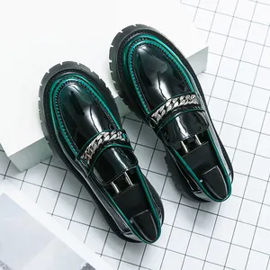 Mocassins en cuir verni noir pour hommes avec liseré vert et chaîne en argent