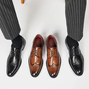 Klassieke herenschoenen in Britse stijl, brogue wingtip in zwart en bruin leer dsn