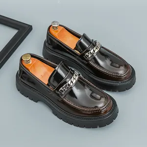 Mocassins en cuir verni brillant pour hommes avec semelle plateforme et chaîne