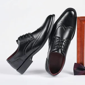 Klassieke zwarte heren brogue veterschoenen met een elegante glanzende lederen afwerking