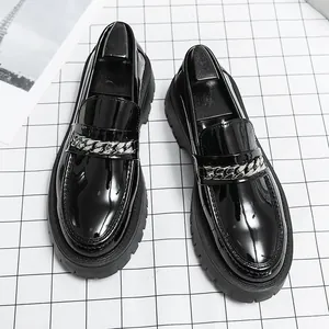 Mocassins en cuir verni noir brillant pour hommes avec semelles compensées et chaîne argentée.