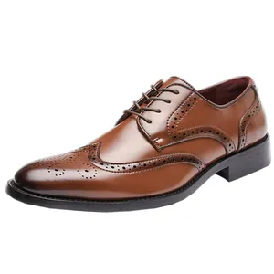 Elegante bruine herenleren brogue-schoenen met klassiek wingtip-snijwerk en veters